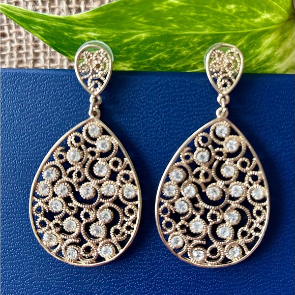 Olivia Welles Jewelry - OLIVIA WELLES Gold Tone Large Sparkle Earrings